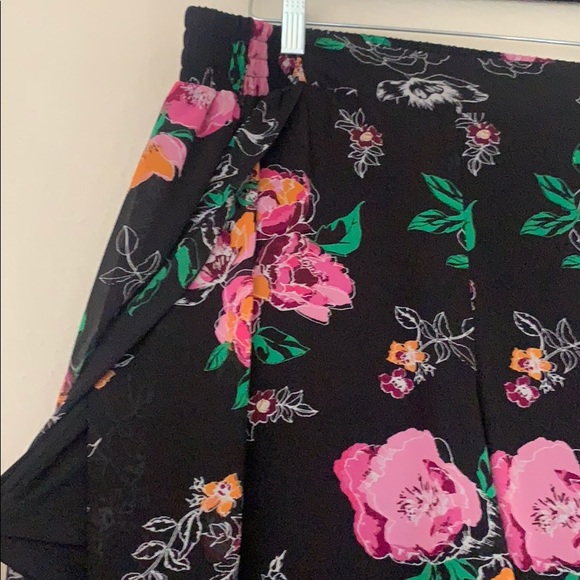 Torrid Black floral chiffon tulip leg pant - Picture 2 of 6